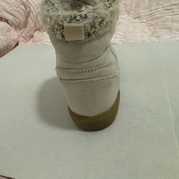 Light silver youth Mini boot ideal for winter activity or regular use. - Picture 3 of 7